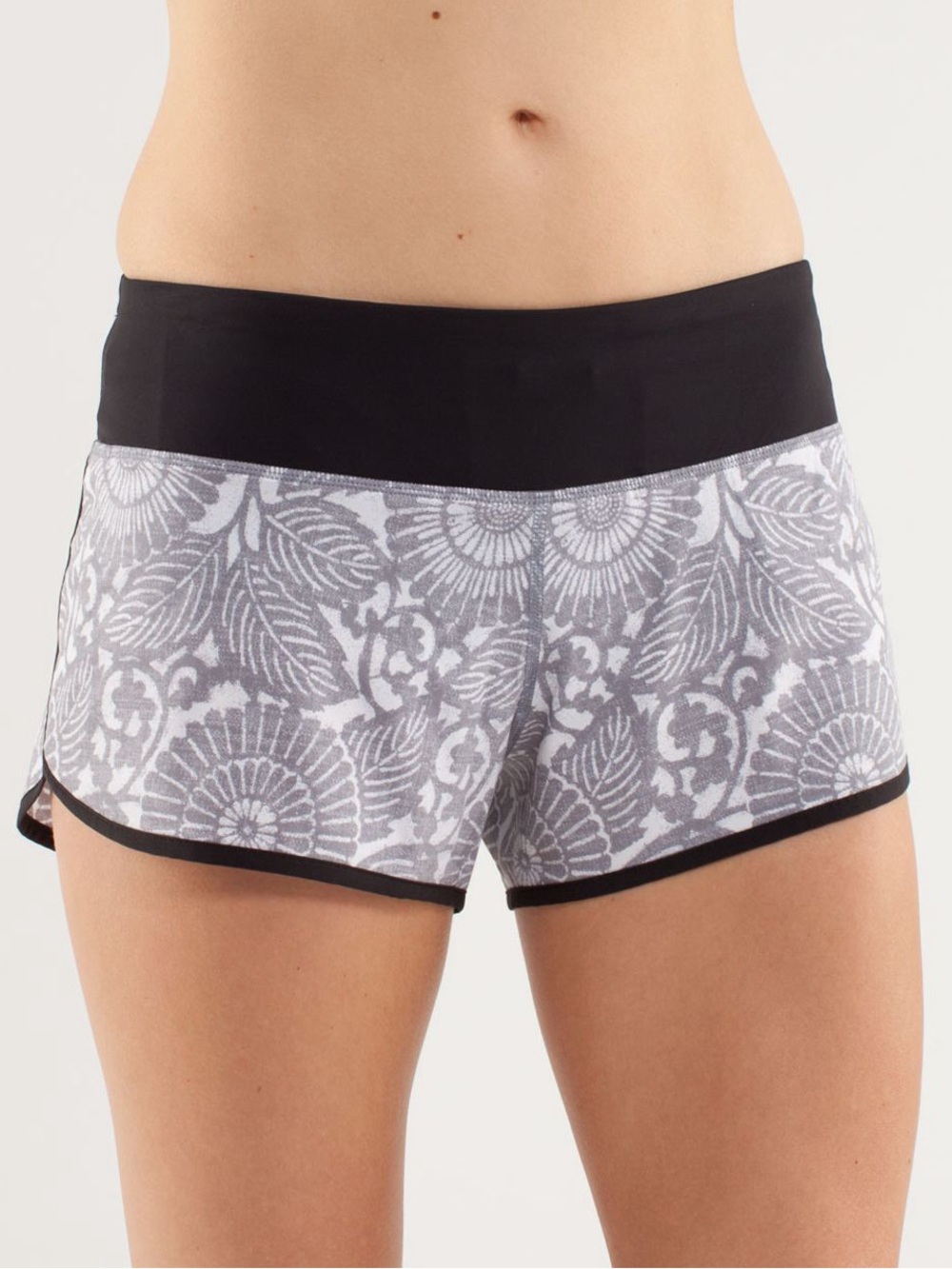 Lululemon Run Ultra Short II Beachy Floral White Fossil Black Size 4